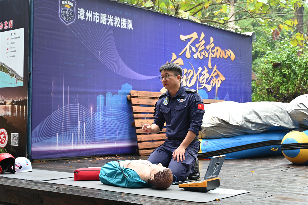 教官使用假人道具教大家如何进行心肺复苏