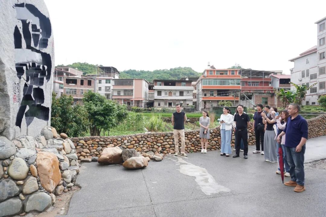2.2泉州市侨商联合会与鲤城区侨联互赠纪念品 .jpg