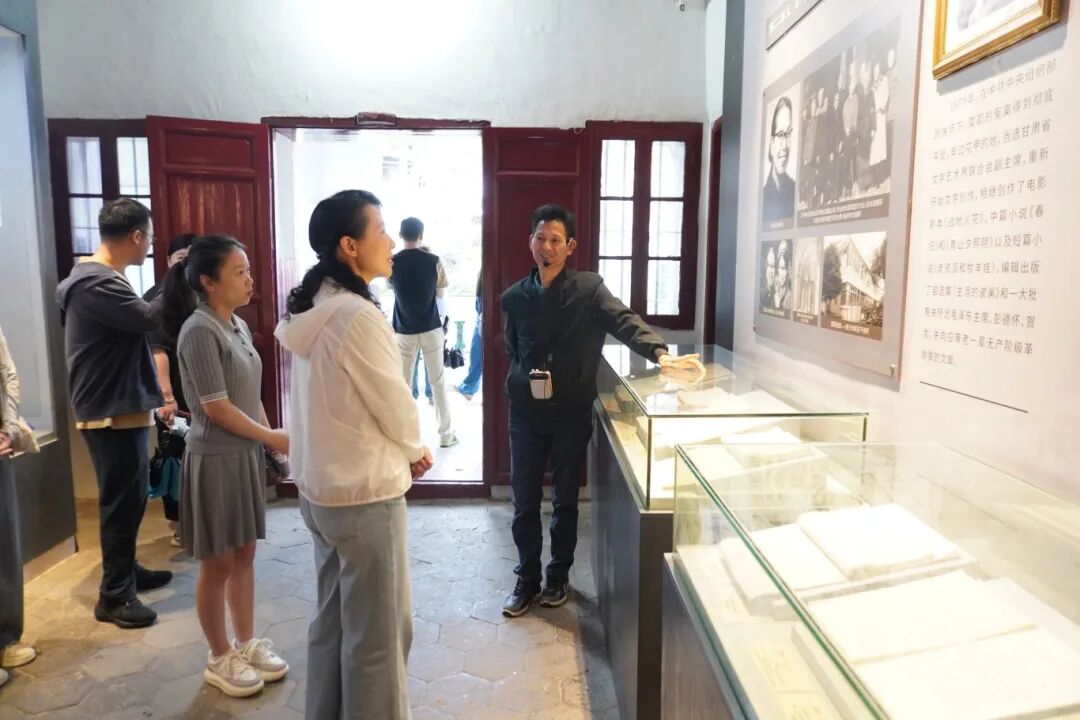 2.1泉州市侨商联合会与鲤城区侨联互赠纪念品.jpg