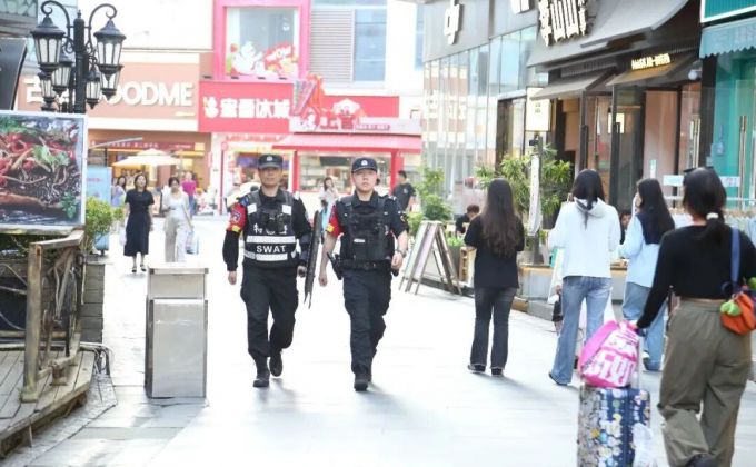 坚守一线护佳节 平安丰泽暖人心——多方力量筑牢丰泽“五一”安全防线