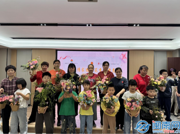泉州丰泽：新铺社区开展母亲节主题活动 书香花香润家风