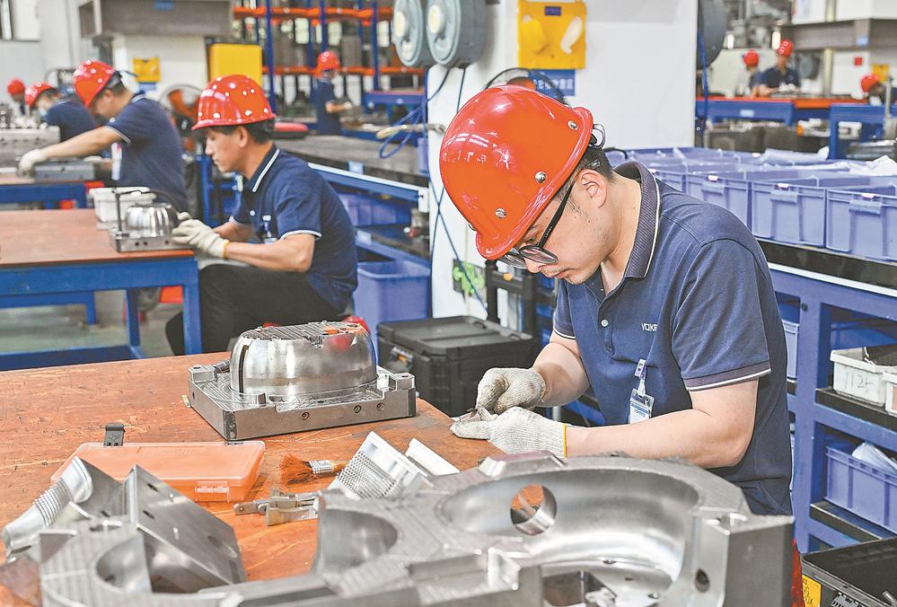 泉州台商投资区：工人正在赶制精密塑胶模具