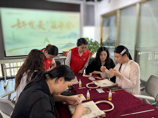 平安产险泉州中心支公司：国风雅韵致母爱 匠心手作绽芳华