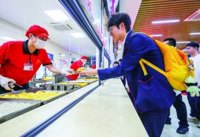 温暖高三备考夜 晋江养正中学爱心夜宵“开张”
