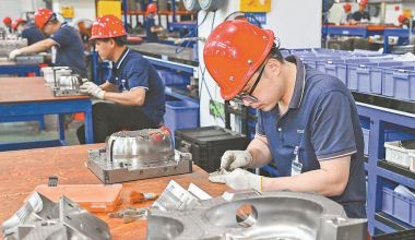 泉州台商投资区：工人正在赶制精密塑胶模具