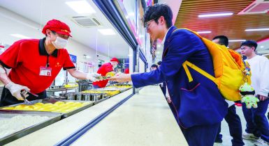 溫暖高三備考夜  養(yǎng)正中學(xué)愛心夜宵“開張”