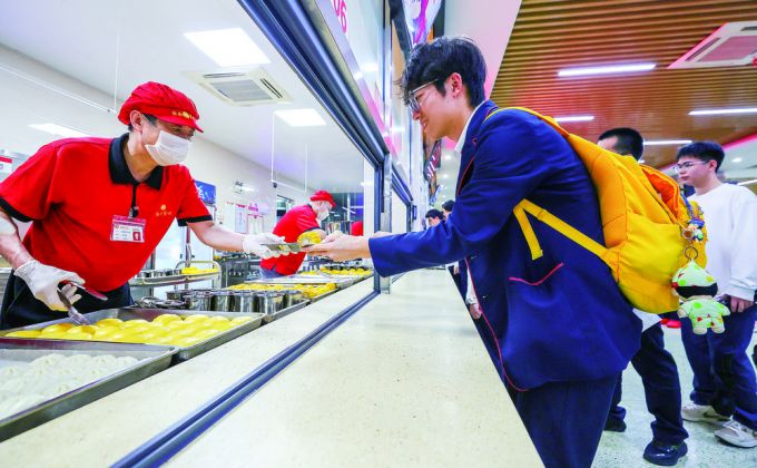 温暖高三备考夜  养正中学爱心夜宵“开张”