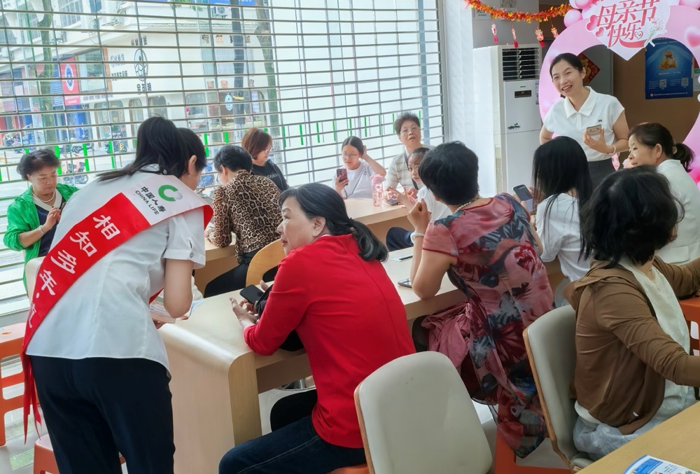中国人寿漳州分公司开展“以爱为光 守护芳华”母亲节消保宣传活动
