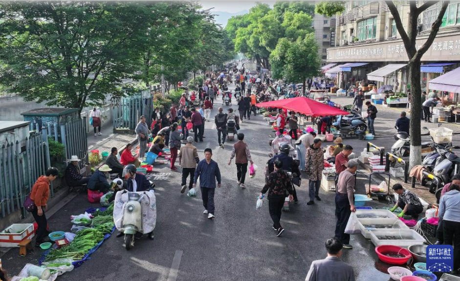 市民在&ldquo;潮汐菜场&rdquo;选购蔬菜（5月12日摄，无人机照片）。