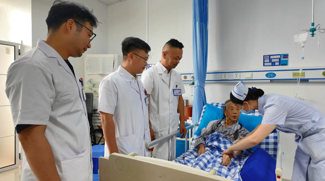 泉港104岁老人骨折，手术成功！