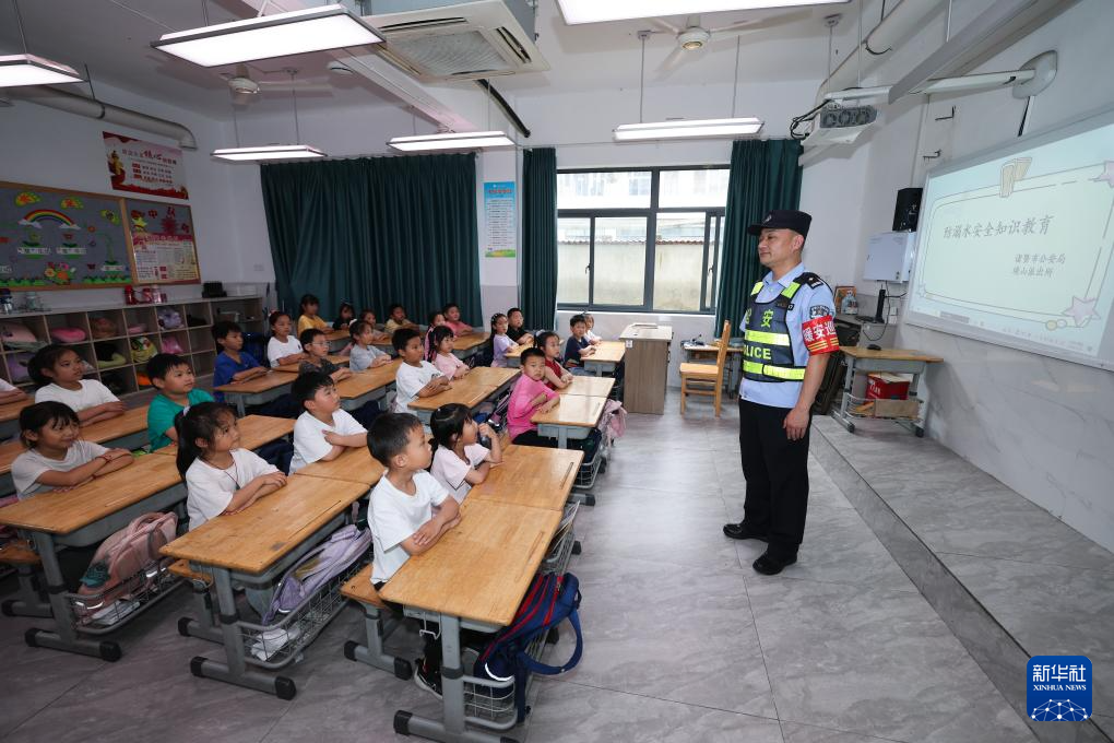 5月22日，璜山派出所民警在璜山鎮(zhèn)中心小學(xué)給孩子們進(jìn)行防溺水安全教育。