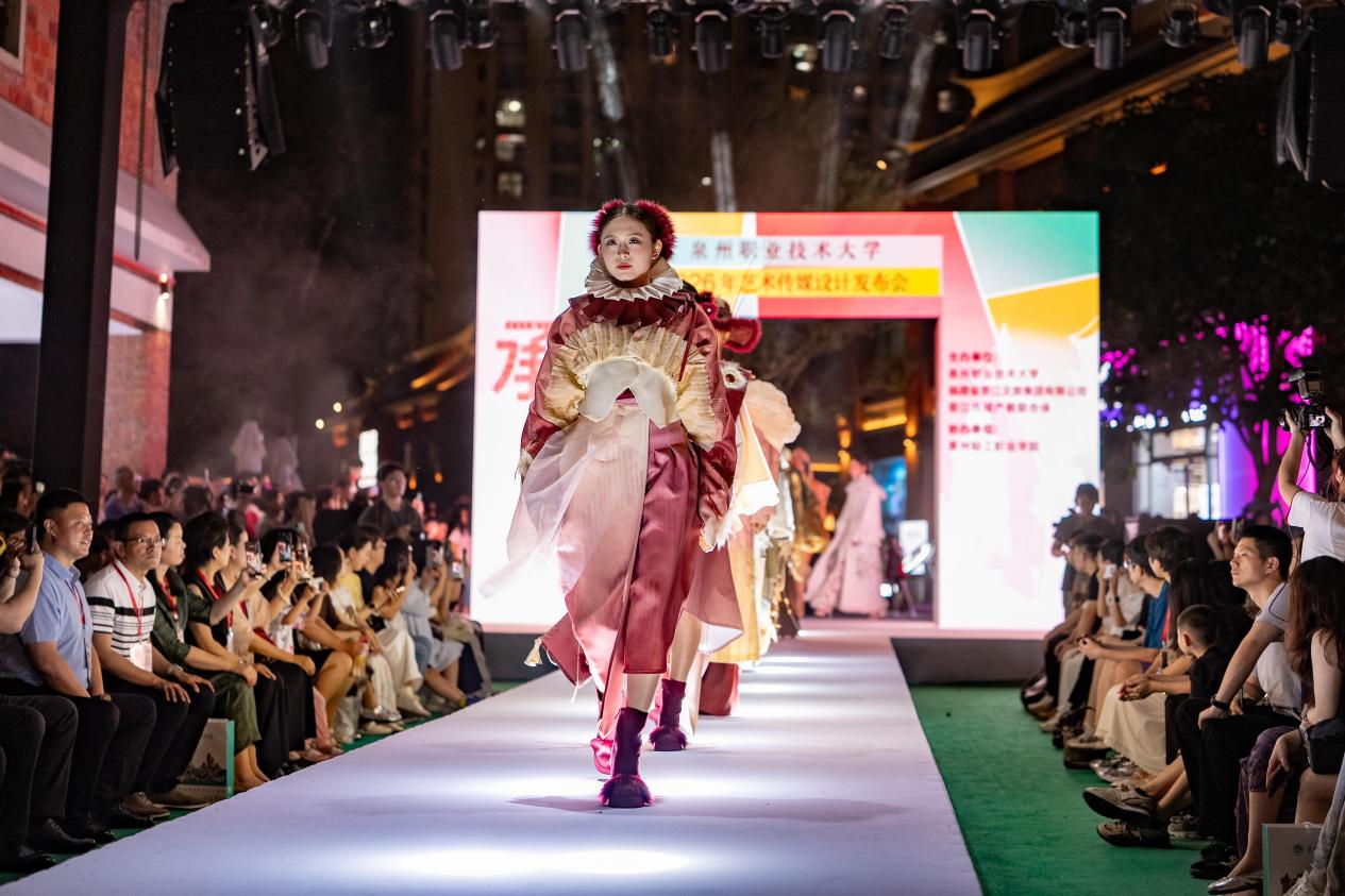 “承新”绽芳华 泉职大时尚大秀点燃泉州国潮之夜