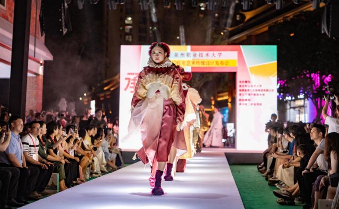 “承新”绽芳华 泉职大时尚大秀点燃泉州国潮之夜