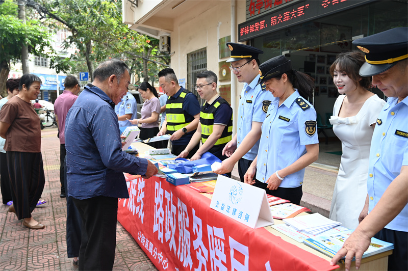 向过往群众发放传单2
