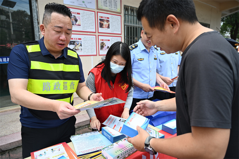 向过往群众科普道路安全知识