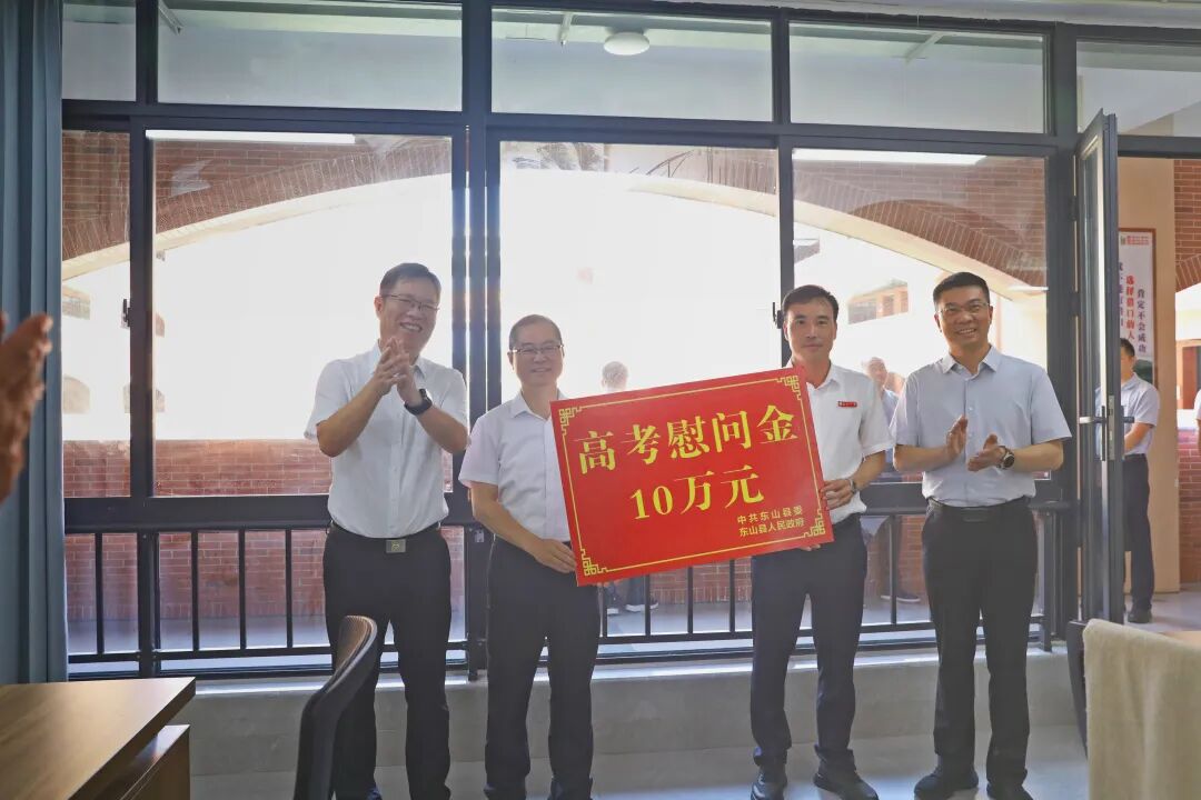 何霭刘兆民调研高考备考工作
