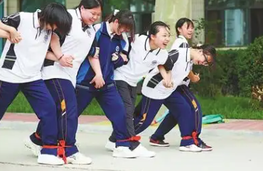 5月27日，在河北省石家庄市第四十五中学，高三学生在进行&ldquo;多人多足&rdquo;趣味游戏。新华社发