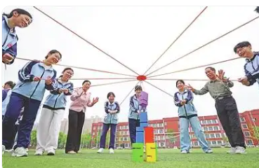 5月27日，山东省郯城第一中学的老师与高三学生一起在操场上参加减压趣味游戏。
