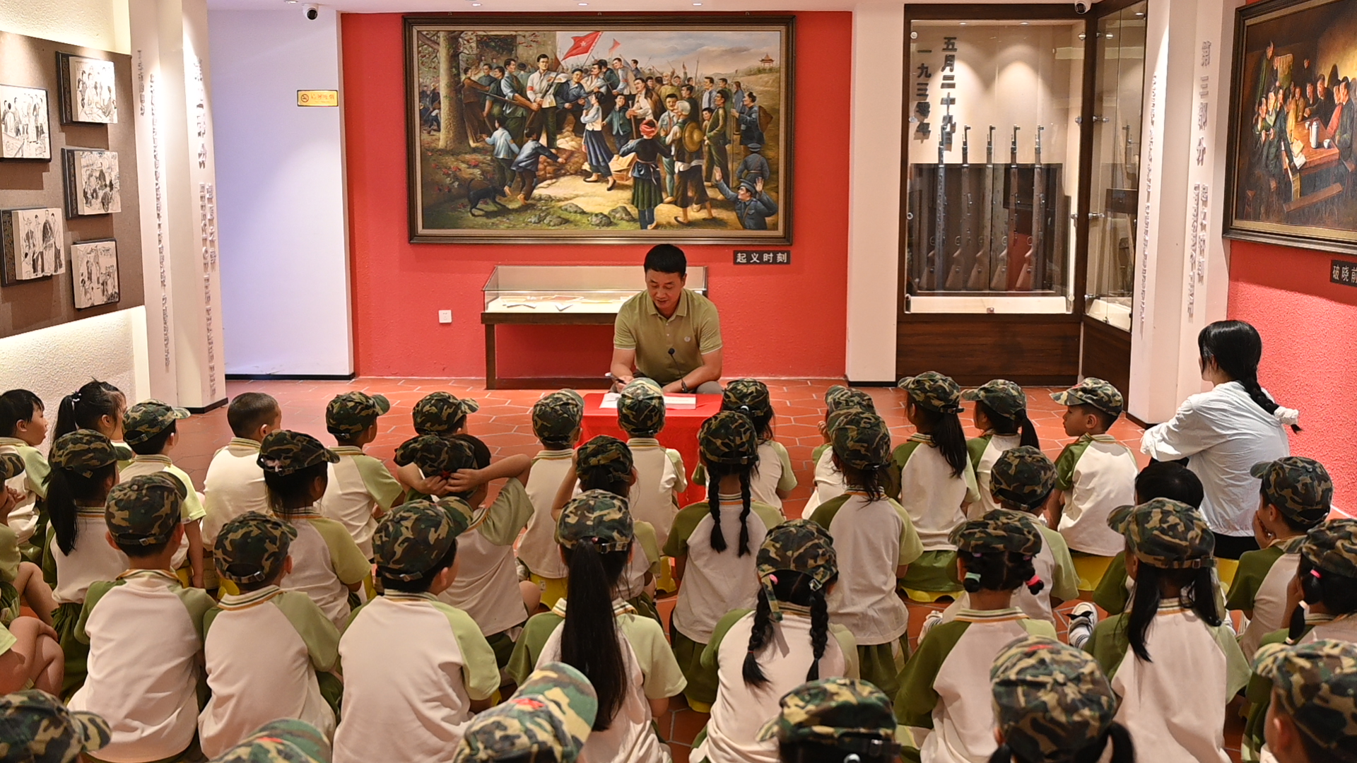 孩子们认真聆听讲解员讲红色革命故事2