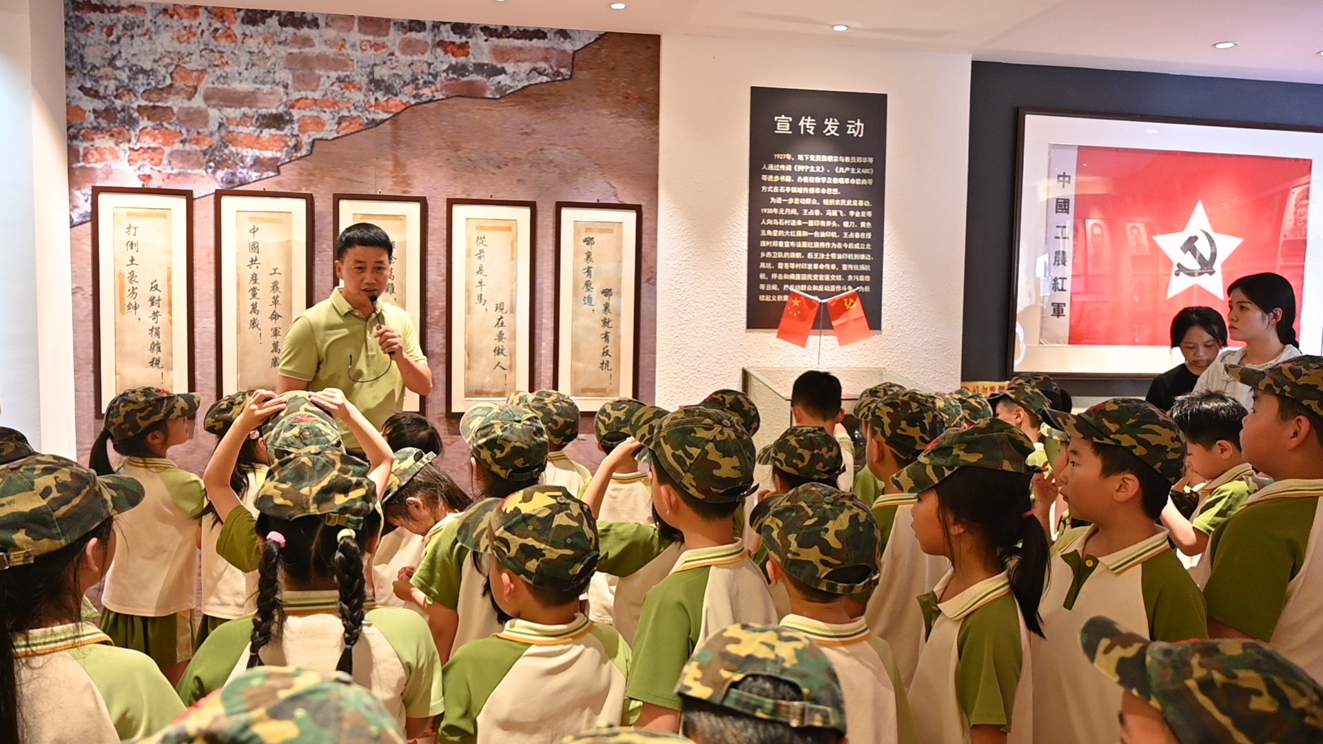 讲解员带领孩子们参观展馆