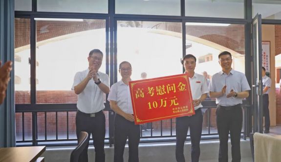 何霭刘兆民调研高考备考工作
