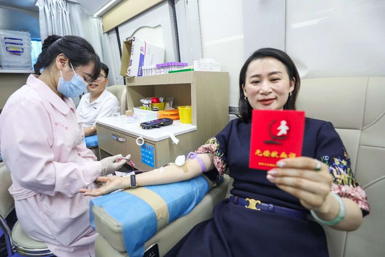 点滴热血情——芗城区直机关干部职工踊跃献血为生命“加油”