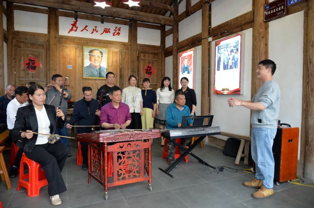 黄世在与农民乐队合奏.jpg