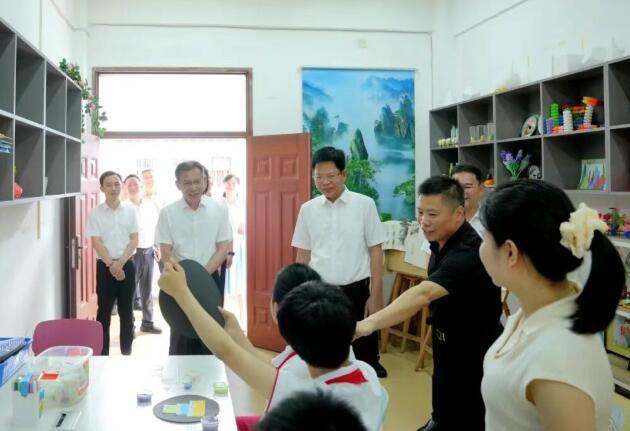 云霄县委县政府主要领导看望慰问少年儿童