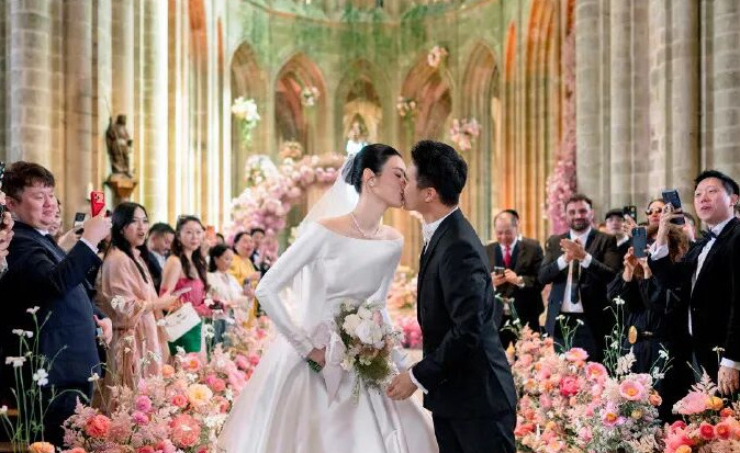 奚梦瑶与何猷君晒婚礼现场图 王嘉尔任伴郎