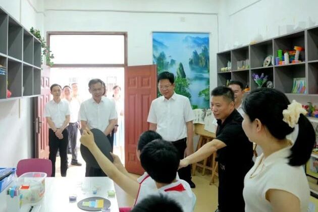 云霄县委县政府主要领导看望慰问少年儿童