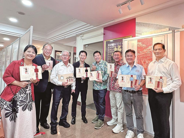     侨批与海上丝绸之路档案文献展吸引众多华侨华人前来观展。（受访者供图）