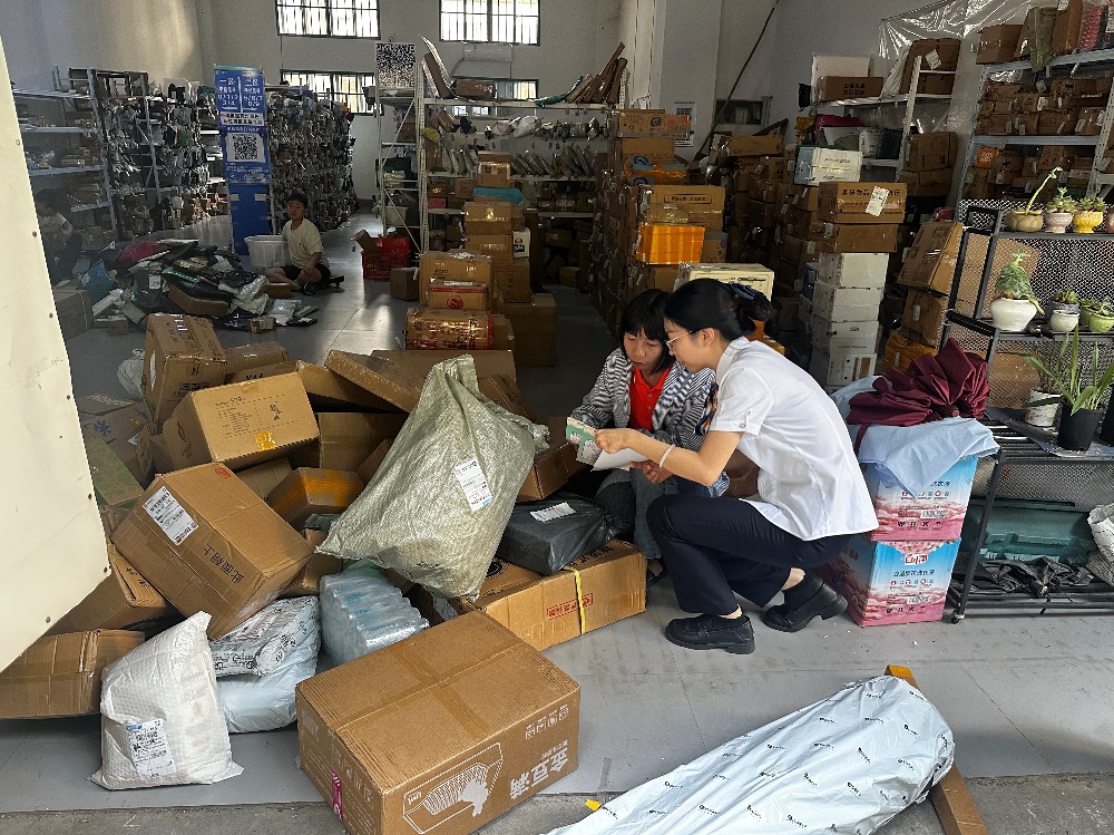 中国人寿长泰区支公司：炎炎夏日送清凉 金融宣传进驿站