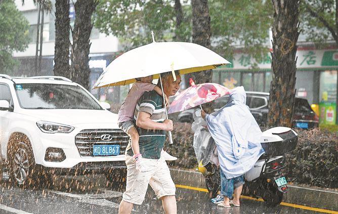 高考三天 厦门雨水全程“陪考” 送考请留足时间