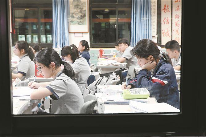 　　临近高考，高三学生认真复习，全力以赴。（记者 赵博洋 摄）  