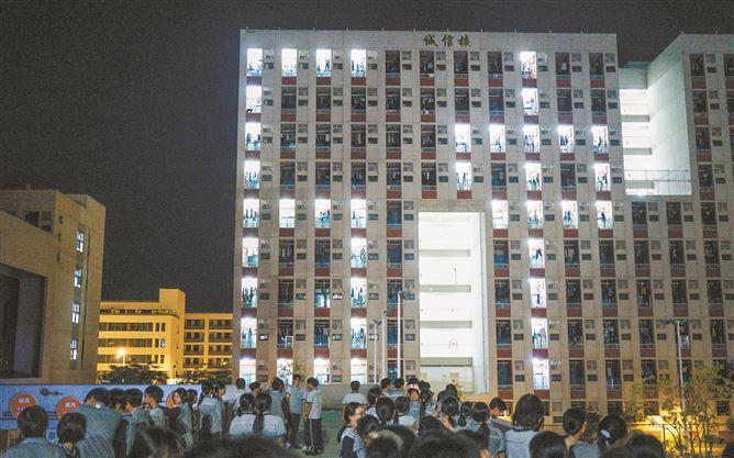 六中同安校区宿舍楼亮灯，为高考学生加油。（记者 林铭鸿 摄）