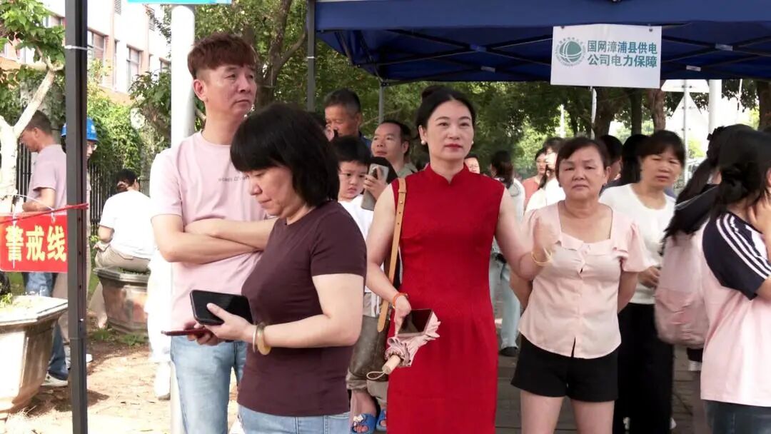 260607绥安中学:漳浦学子从容赴考 家人暖心陪考.mpg_20260607_123001709.jpg