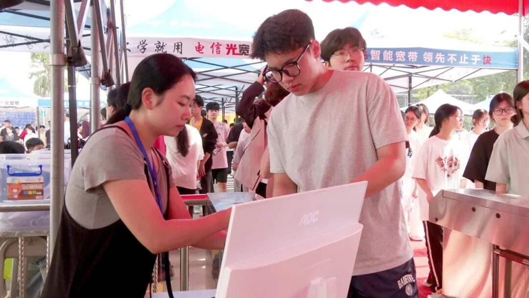 260607绥安中学:漳浦学子从容赴考 家人暖心陪考.mpg_20260607_122851173_副本.jpg