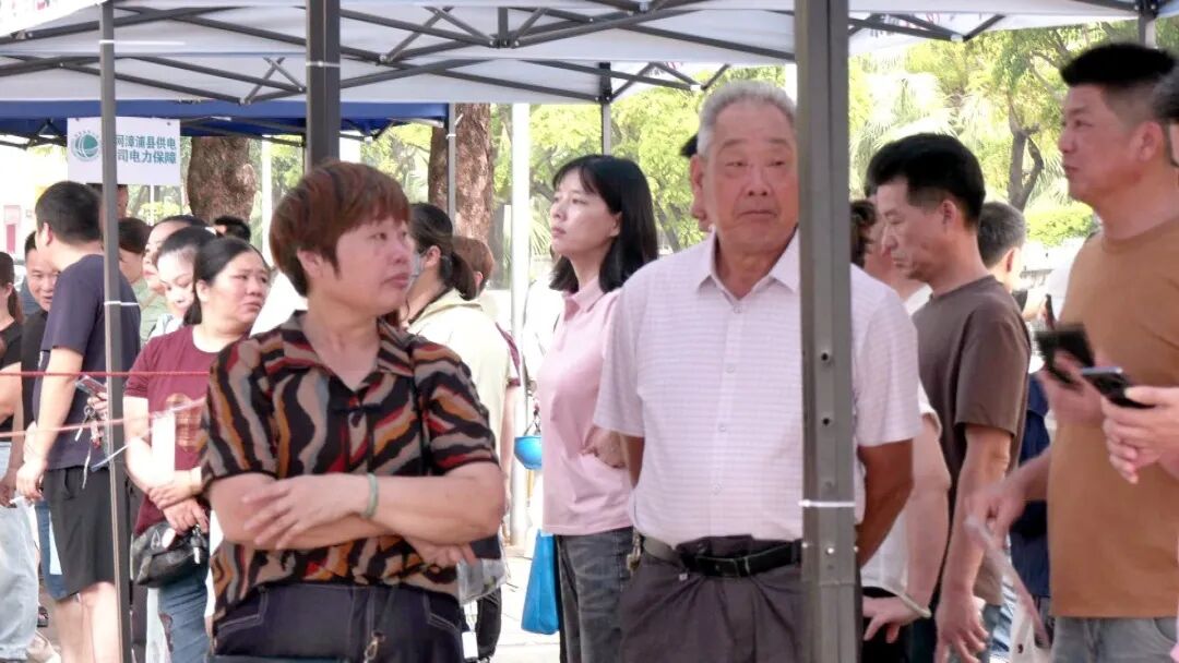 260607绥安中学:漳浦学子从容赴考 家人暖心陪考.mpg_20260607_124512426.jpg