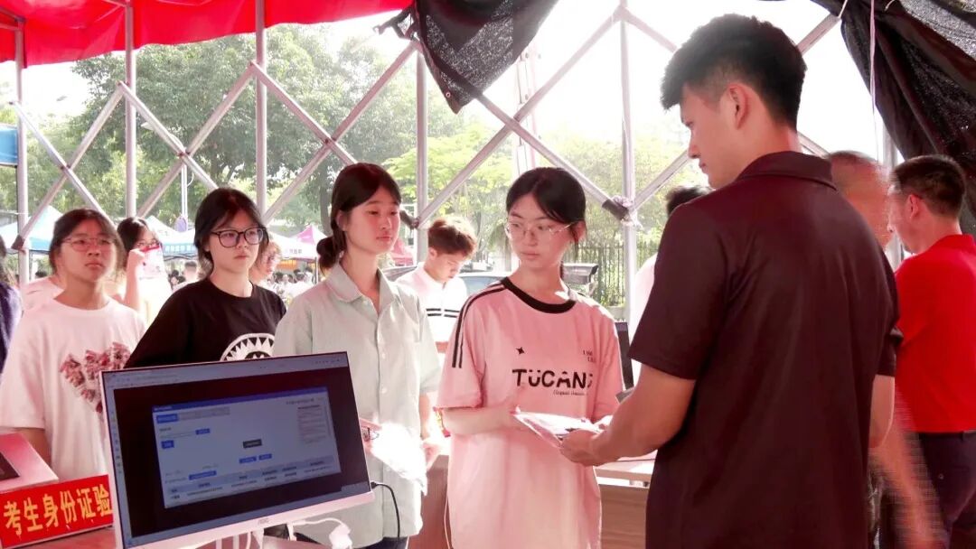 260607绥安中学:漳浦学子从容赴考 家人暖心陪考.mpg_20260607_122900074_副本.jpg