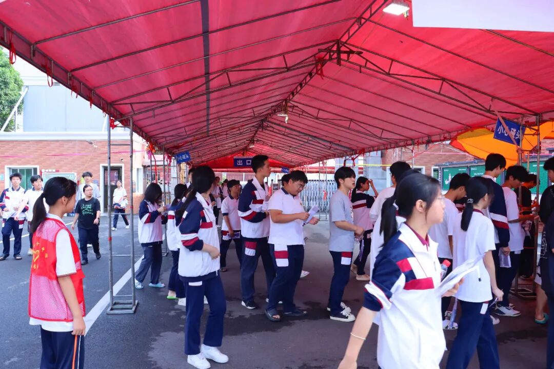 “旗开得胜”！直击洛江高考首日