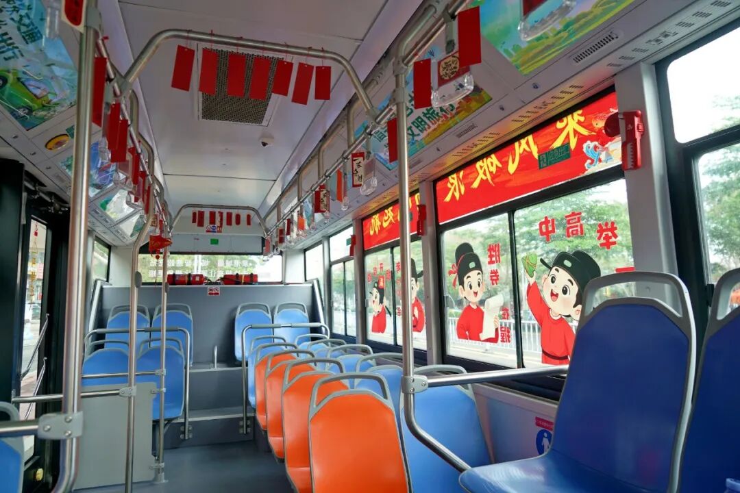 高考首日，泉港&ldquo;211&rdquo;&ldquo;985&rdquo;公交车为考生们加油。.jpg