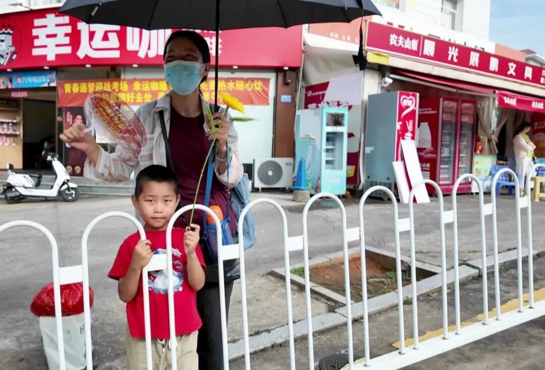 道周中学:考生从容应考 亲友暖心护航.mpg_20260607_124828483.jpg