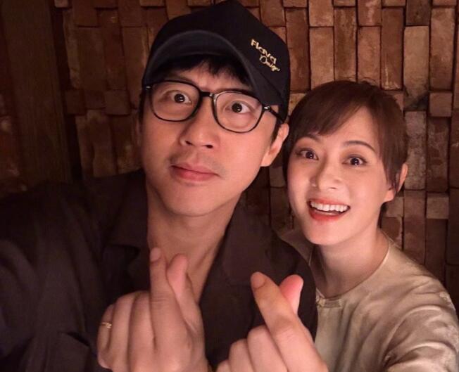 邓超发文庆祝与孙俪结婚16周年 并配上16朵玫瑰