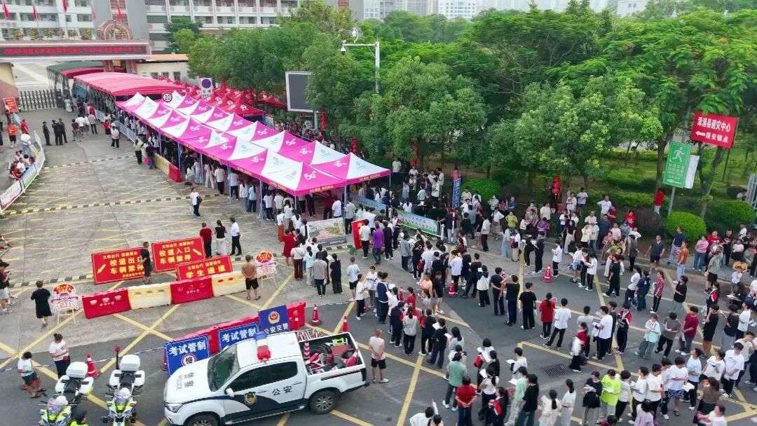 道周中学:考生从容应考 亲友暖心护航.mpg_20260607_124723022.jpg