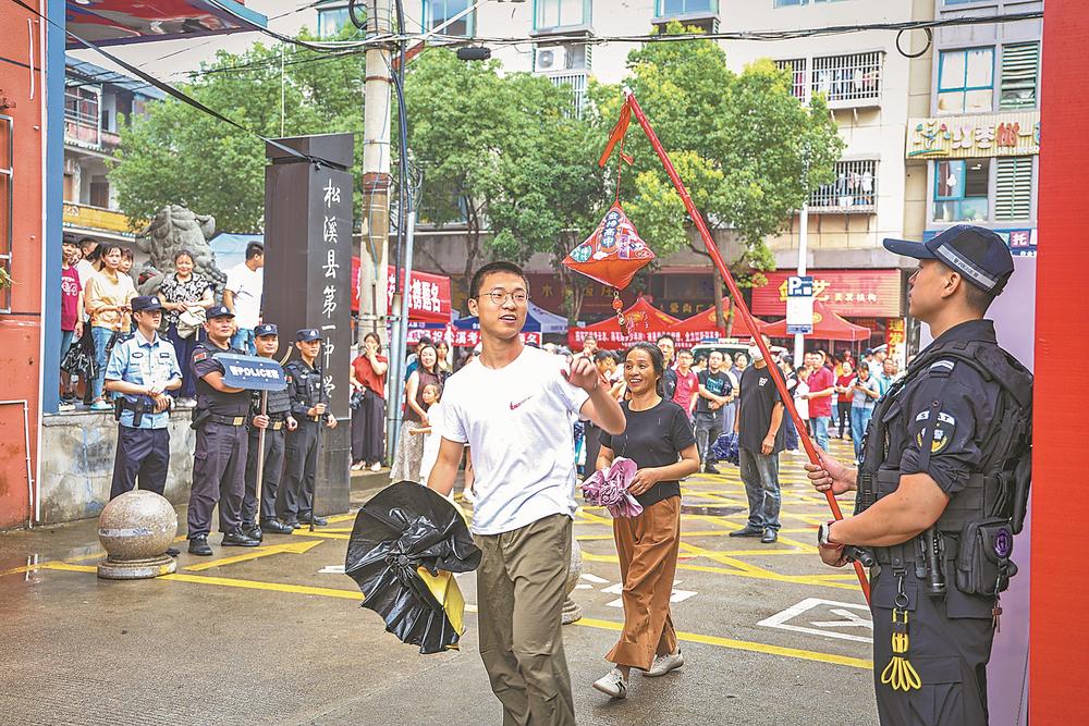 7日,在松溪一中考点,考生们信心满怀,走过“状元门”,触碰寓意“一举高中”的粽子外形吉祥物。通讯员 林云洁 记者 陈黎慰 摄
