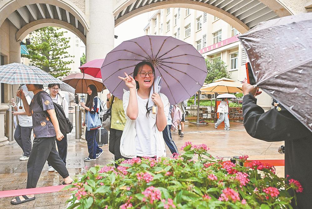 9日,2026年我省普通高考各科目考试顺利结束,一名考生在福州屏东中学考点外拍照留念。记者 游庆辉 摄