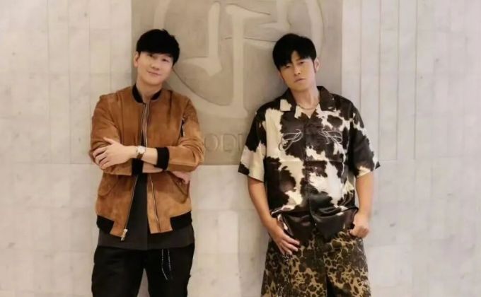 周杰伦晒与林俊杰合照 公布“梦幻联动”
