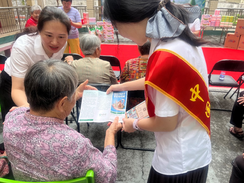 情暖端午 爱伴夕阳 中国人寿平和县支公司开展敬老防非宣传公益活动