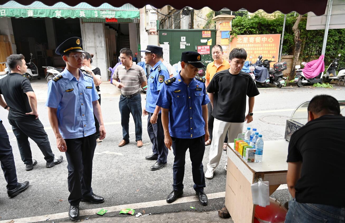 劝导沿街店主不在店门口停放电动车