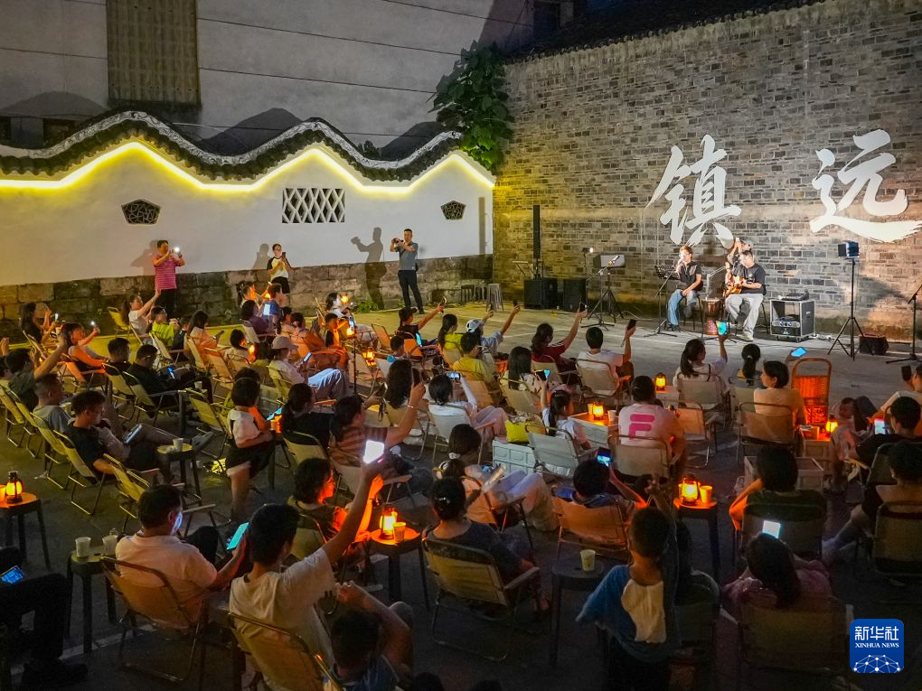 6月17日，人们在贵州省黔东南苗族侗族自治州镇远县委大院参加&ldquo;坝坝茶&rdquo;和音乐会活动。